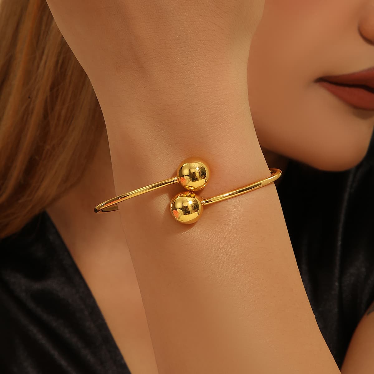 Pulsera Ajustable Dorada con Perla de Apertura Doble