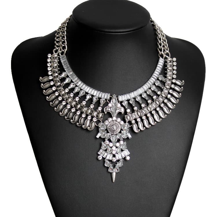 Collar Corto de Diamante y Cristal en Aleación