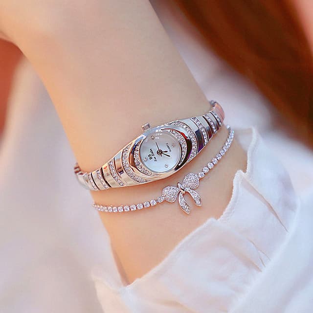 Reloj pulsera dorado con diamantes para mujer