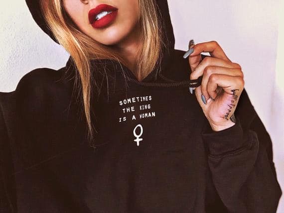 Sudadera con capucha SOMETIMES THE KING IS A WOMAN