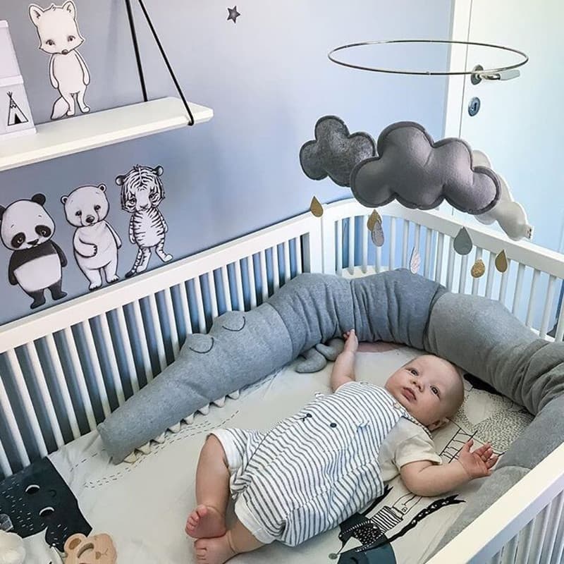 Protector de cuna acolchado con diseño infantil