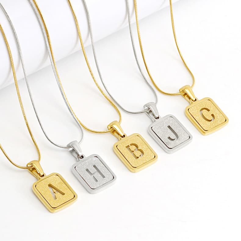 Collar Alfabeto 26 Letras Hueco Dorado 18K