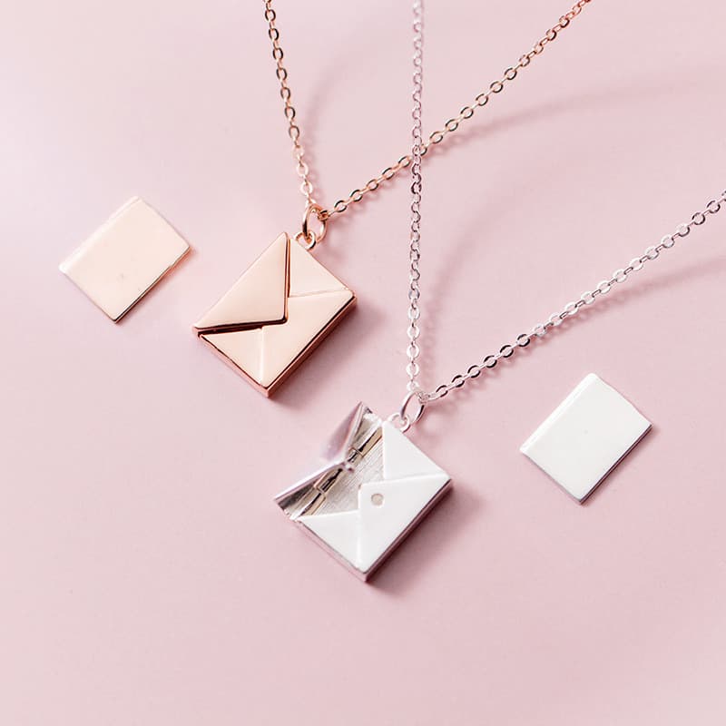 Collar Colgante Sobre Carta para Mujer