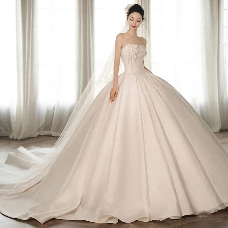 Vestido Sin Tirantes con Cola Pronunciada