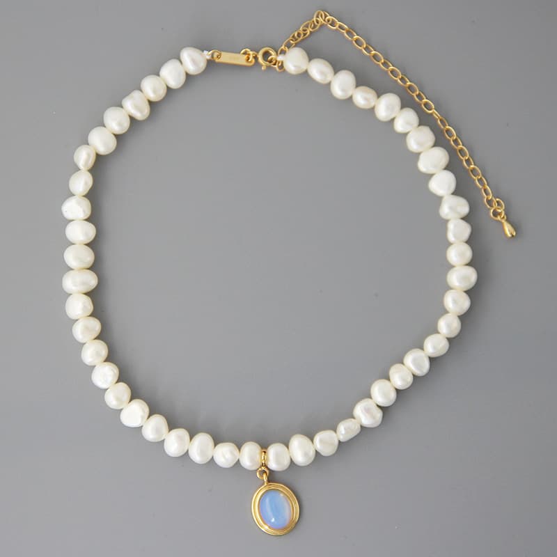 Collar de Perlas Irregulares con Medallón Redondo