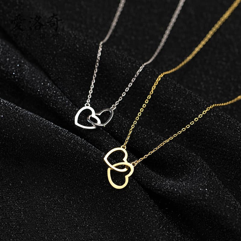 Collar de Acero Titanio con Corazones Entrelazados