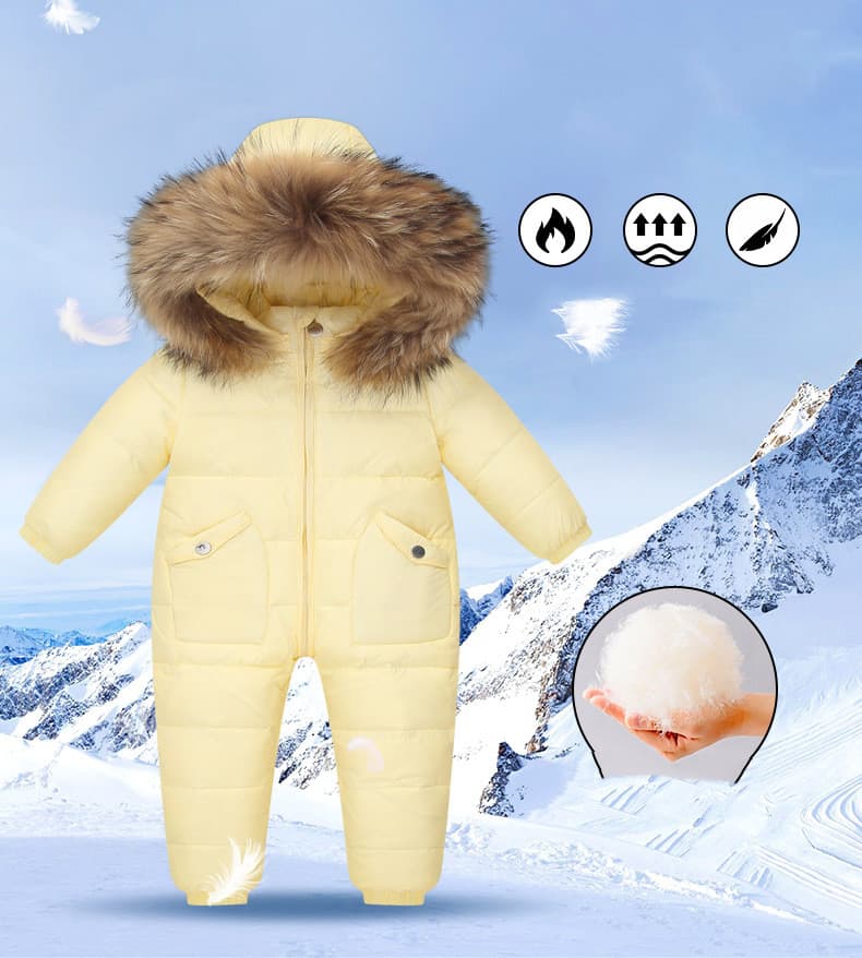 Chaqueta acolchada de plumón para bebé con body blanco