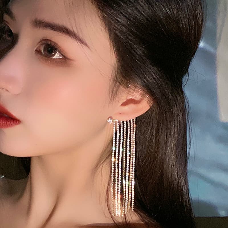 Pendientes Largos con Borla Elegante